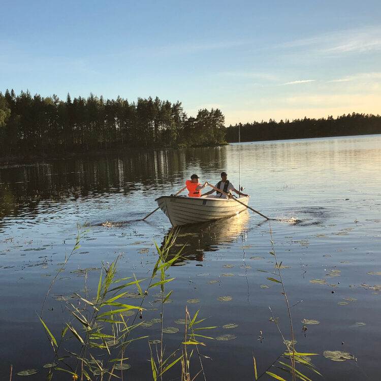 barn i båt